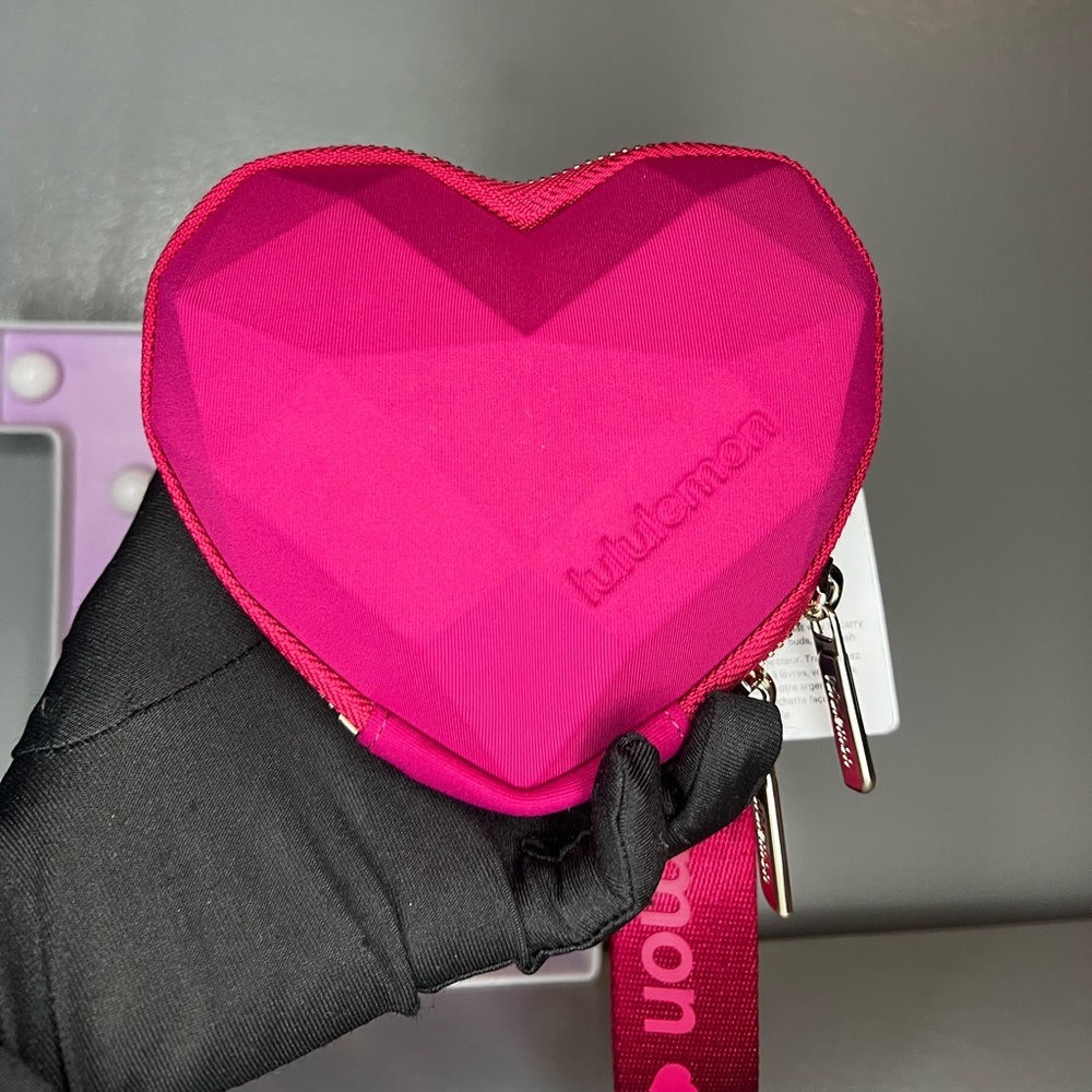 Lululemon - Heart Wristlet - BrambleBerry - ASIA exclusive